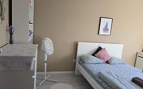 Quarto Familiar Com Cama De Casal Apenas Para Casais E Raparigas Nenhum Homem Individual